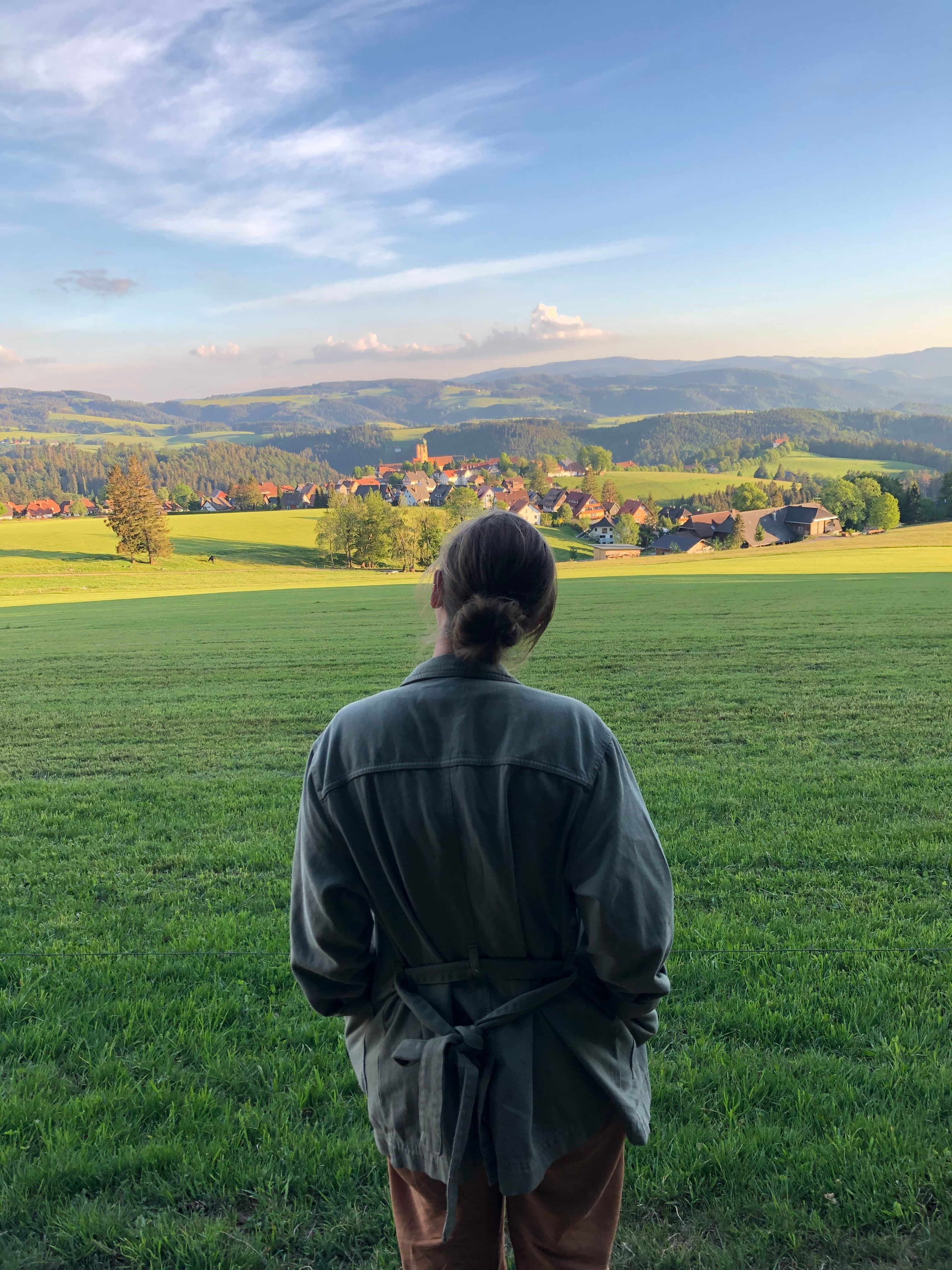 Panoramablick auf St. Märgen im Schwarzwald mit Kirche und grünen Wiesen
